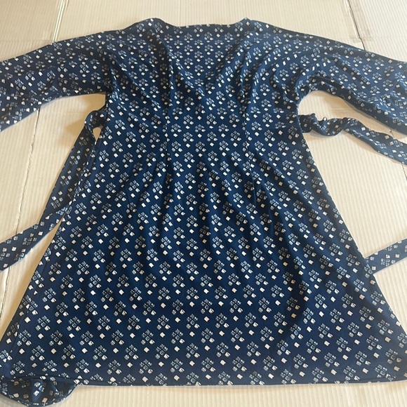 Banana Republic Outlet Elegant Vneck ruched Blue & white Dress w attached belt - Picture 9 of 9